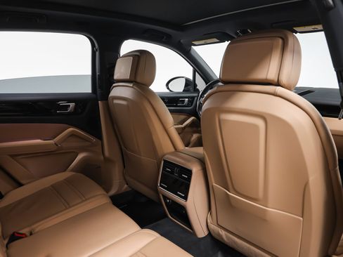 Certified 2019 Porsche Cayenne E-Hybrid AWD/4WD image 27