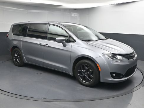 Used 2020 Chrysler Pacifica Touring w/ S Appearance Package FWD image 1
