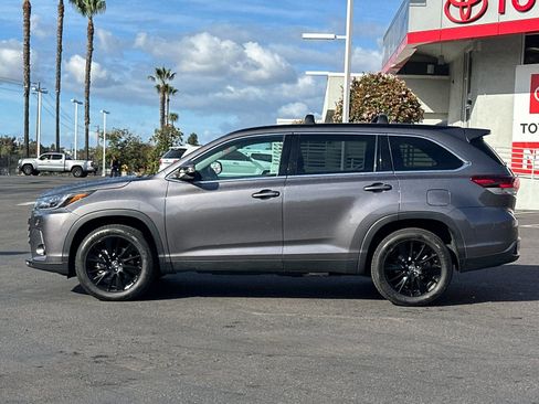 Used 2019 Toyota Highlander SE image 2
