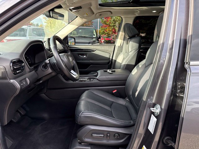 Used 2025 Honda Pilot Touring image 10