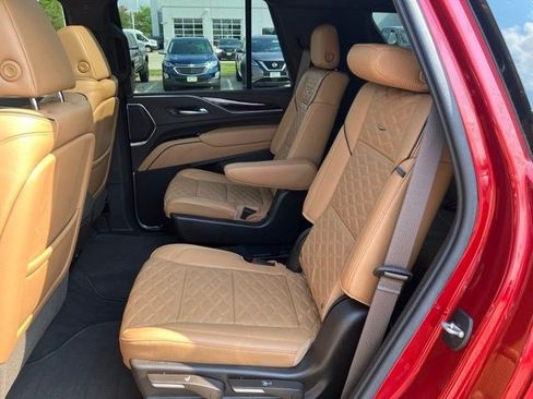 Used 2021 Cadillac Escalade Premium Luxury w/ LPO, Illumination Package AWD/4WD image 18