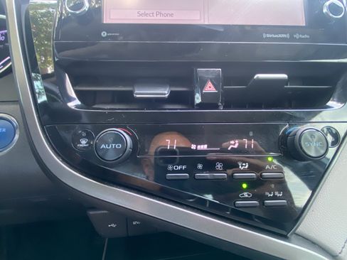 Used 2021 Toyota Camry XLE w/ Cold Weather Package FWD image 19