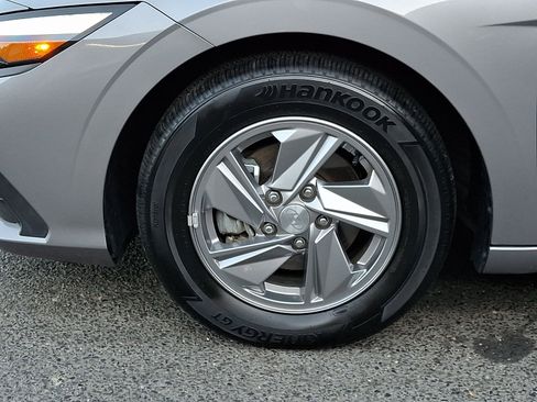Used 2025 Hyundai Elantra SE FWD image 8