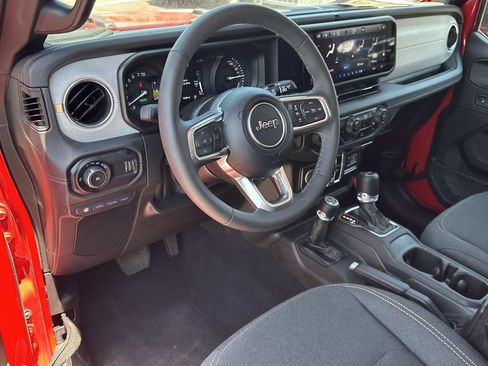 Used 2025 Jeep Wrangler Unlimited Sahara AWD/4WD image 2