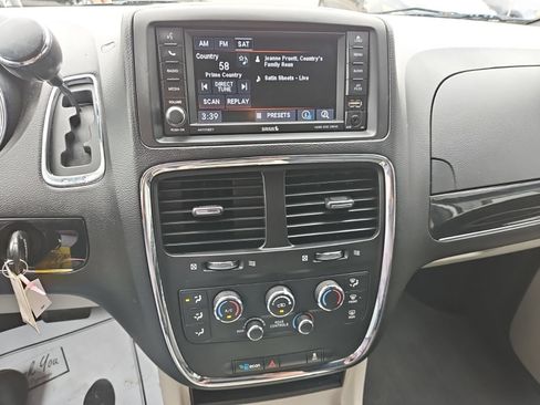 Used 2019 Dodge Grand Caravan SXT FWD image 27