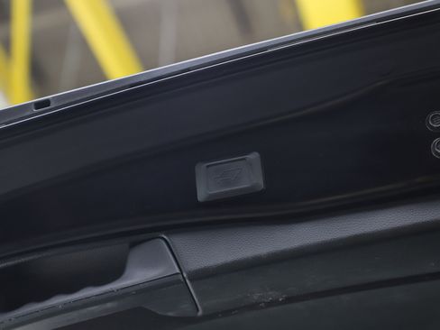 Used 2022 Toyota RAV4 XLE Premium image 18