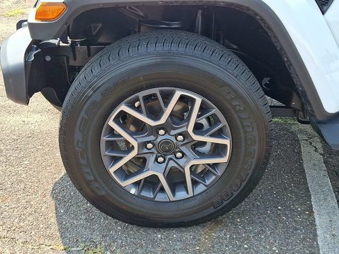 Used 2025 Jeep Wrangler Unlimited Sahara AWD/4WD image 29