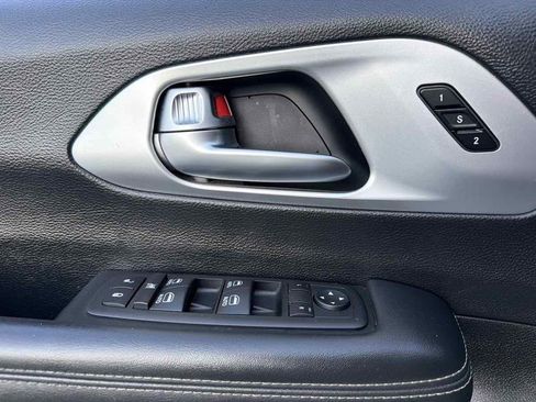 Used 2023 Chrysler Pacifica Touring-L w/ Uconnect Theater Family Group FWD image 36