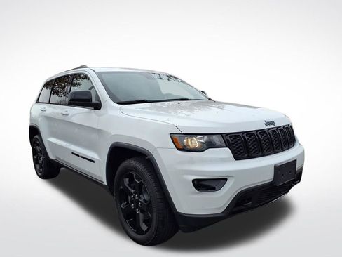 Used 2018 Jeep Grand Cherokee Laredo image 3