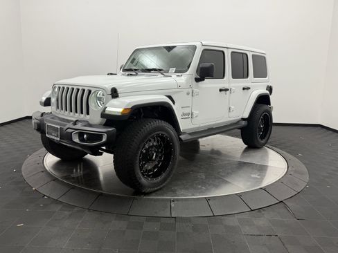Used 2018 Jeep Wrangler Unlimited Sahara AWD/4WD image 4