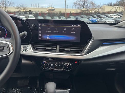 Used 2025 Chevrolet Trax LT w/ LT Convenience Package image 18