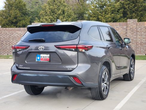 Used 2024 Toyota Highlander XSE image 6