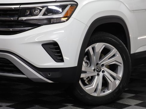 Used 2023 Volkswagen Atlas SE w/ Panoramic Sunroof Package image 3