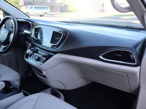 Used 2019 Chrysler Pacifica Touring-L Plus w/ Tire & Wheel Group FWD image 17