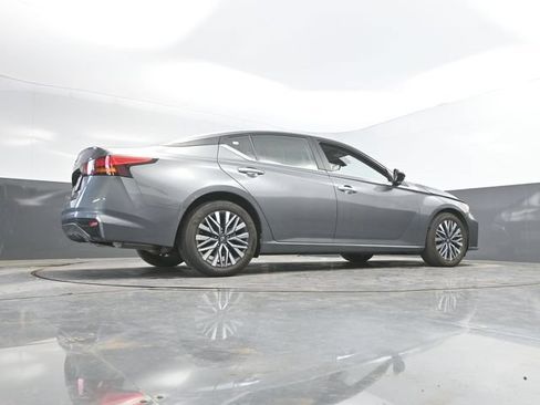 Used 2025 Nissan Altima 2.5 SV FWD image 44