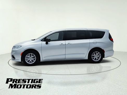 Used 2024 Chrysler Pacifica Touring-L FWD image 4