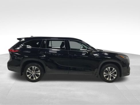 Used 2021 Toyota Highlander XLE AWD/4WD image 4