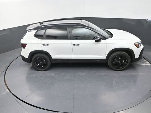 New 2026 Volkswagen Taos SE image 17