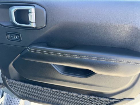 Certified 2025 Jeep Wrangler Sahara AWD/4WD image 10