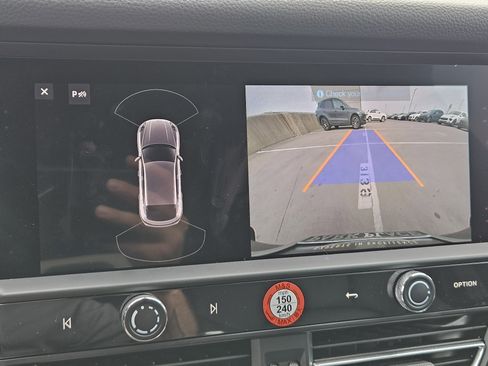 Certified 2025 Porsche Macan image 18