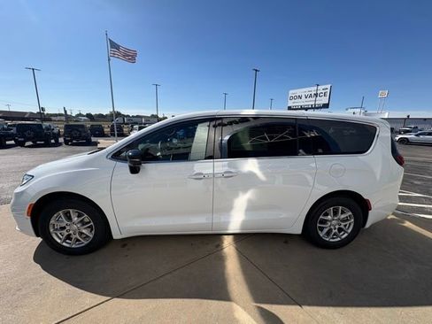 New 2026 Chrysler Pacifica Select image 3