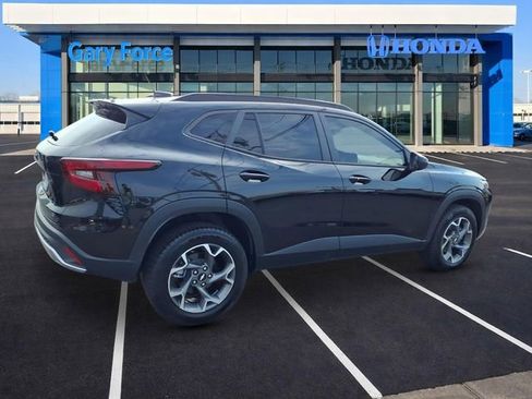 Used 2024 Chevrolet Trax LT w/ LT Convenience Package FWD image 2
