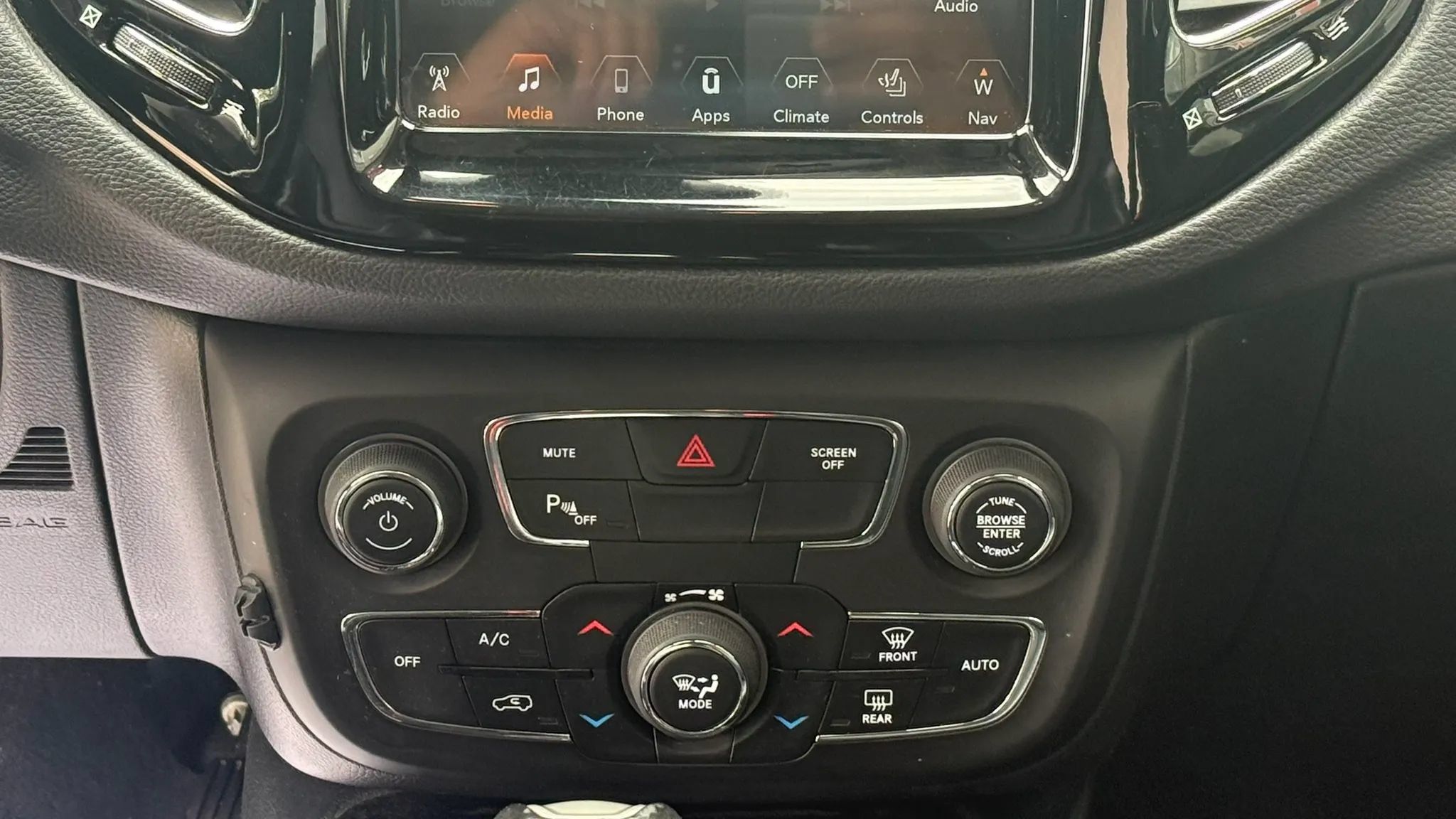 Used 2018 Jeep Compass Limited w/ Navigation Group AWD/4WD image 17