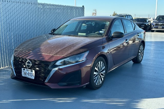 Used 2024 Nissan Altima 2.5 SV FWD image 2