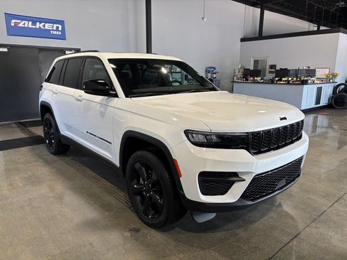 Used 2023 Jeep Grand Cherokee Altitude AWD/4WD image 4