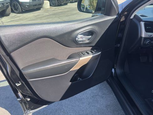 Used 2017 Jeep Cherokee Latitude FWD image 7