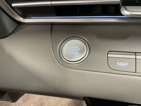 Used 2025 Hyundai Elantra SEL image 32