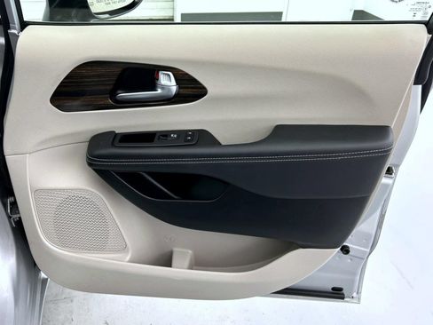 Used 2024 Chrysler Pacifica Limited FWD image 16