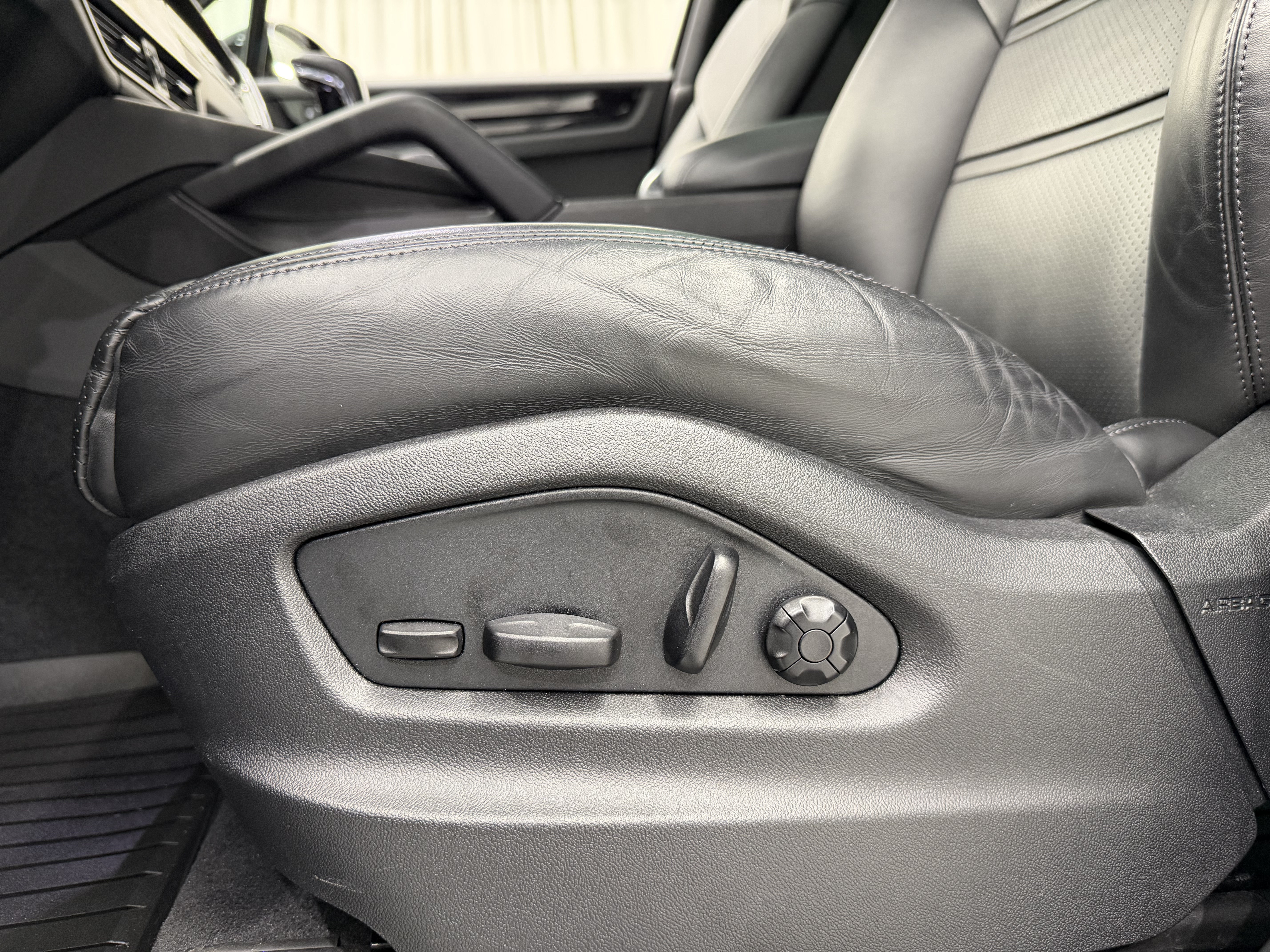 Certified 2023 Porsche Cayenne AWD/4WD image 32
