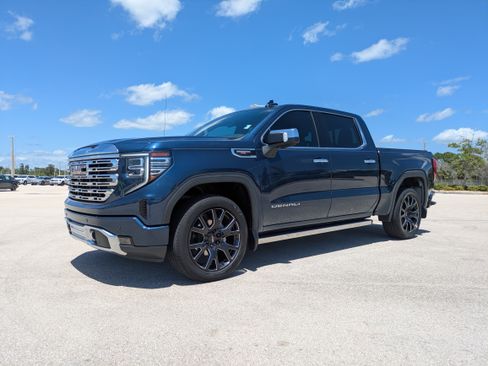 Used 2023 GMC Sierra 1500 Denali w/ Technology Package AWD/4WD image 8