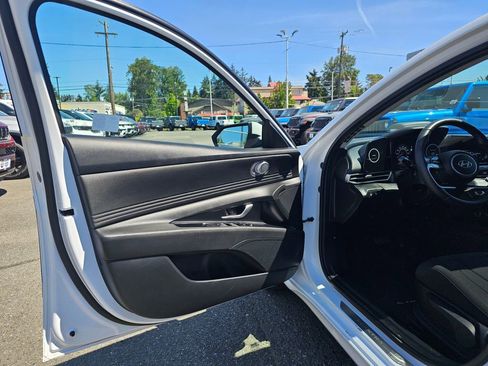 Used 2024 Hyundai Elantra SEL w/ Convenience Package FWD image 18