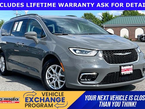 Used 2022 Chrysler Pacifica Touring-L FWD image 1