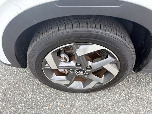 Used 2025 Hyundai Venue SEL FWD image 13