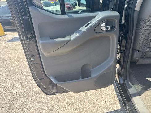 Used 2010 Nissan Frontier SE RWD image 12