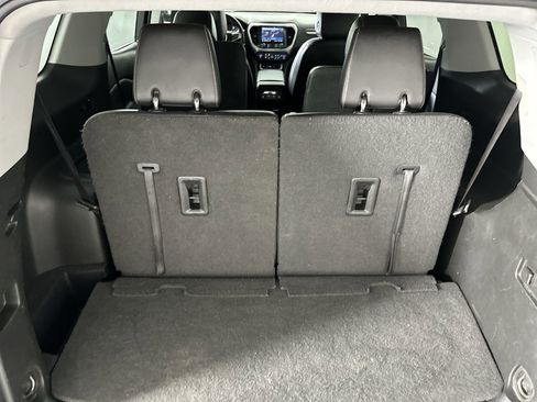 Used 2023 GMC Acadia SLT image 29