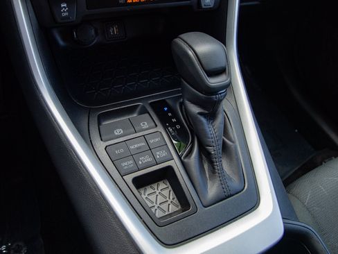 Used 2025 Toyota RAV4 XLE AWD/4WD image 19