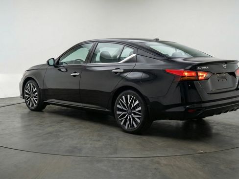 Used 2025 Nissan Altima 2.5 SV FWD image 6