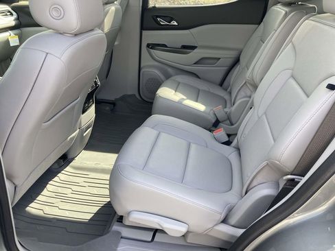 Used 2023 GMC Acadia SLT w/ Technology Package image 16