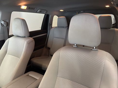 Used 2018 Toyota Highlander LE image 15