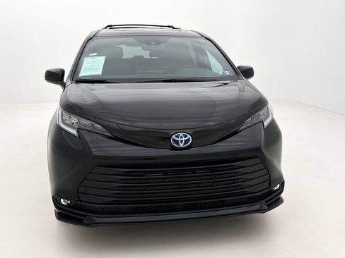 Used 2025 Toyota Sienna XLE Woodland Edition image 3