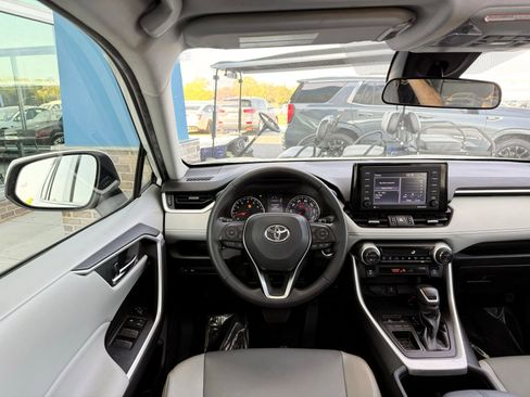 Used 2022 Toyota RAV4 XLE Premium image 28
