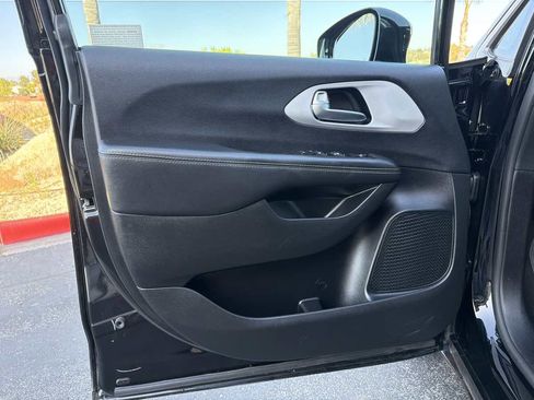 Used 2024 Chrysler Pacifica Touring FWD image 23