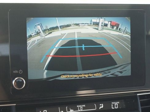 Used 2025 Toyota Sienna LE image 7