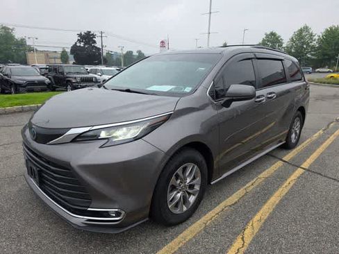 Used 2022 Toyota Sienna XLE AWD/4WD image 1