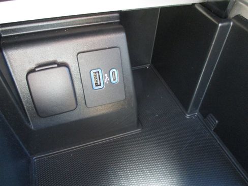Used 2020 Ford Explorer XLT w/ Equipment Group 202A AWD/4WD image 27