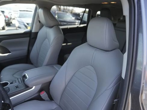 Used 2021 Toyota Highlander XLE image 10